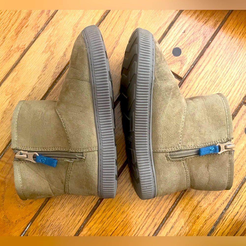 Cat & Jack boys size 11 boots.